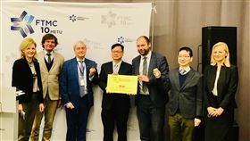 台灣立陶宛合作先進雷射  可望成中東歐投資標的中山大學晶體研究中心今天與立陶宛物理科學暨科技中心（FTMC）成立「台立半導體暨材料科學中心」，將結合台灣的晶體技術與立陶宛的雷射科技等各自優勢，共同發展先進雷射系統。駐立陶宛代表黃鈞耀（右4）、經濟暨創新部次長尤爾古提斯（右3）、外交部對外經濟關係暨經濟安全政策司司長克雷維涅等立陶宛政府官員出席。（駐立陶宛代表處提供）中央社記者陳韻聿倫敦傳真 111年2月18日