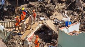 巴西里約熱內盧州山城貝德羅保利斯15日降下暴雨，截至17日造成至少110人死亡。（圖／翻攝自twitter.com/cbmerjoficial）
