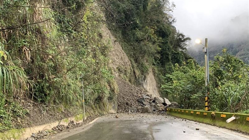 大量落石雨崩塌　往苗栗泰安交通路斷