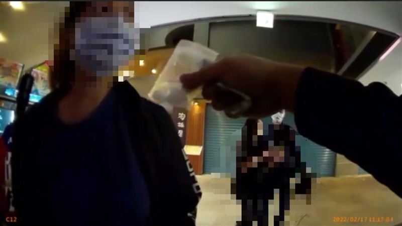 吸ㄎㄧㄤ？婦人遭盤查主動掏毒品被逮