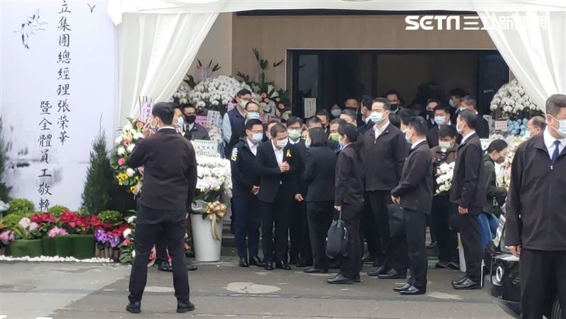王金平低調現身　為林崑海弔唁後離場