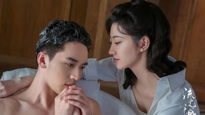 戀上家教老師　他激吻女神恩愛羞爆