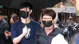 巴戈擁白花走得淡然　遺孀靈堂首露面