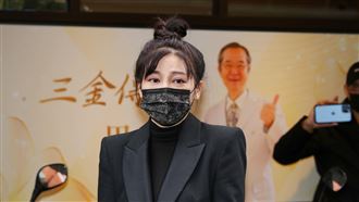 赴靈堂哭了　王彩樺淚收「巴戈遺願」