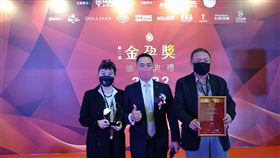 圖左起，廣和執行長章卉如、ＭamiGuide坐月子母嬰平台執行長李國寧、廣和董事長賴駿杰。（圖／記者黃仲丘攝影）

