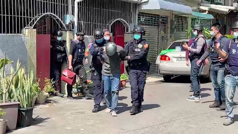 新／台南警匪對峙　男跳窗亮槍嗆自戕