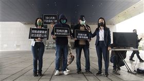 立委王婉諭與議員參選人吳佩芸陪同受害家長開記者會。（圖／翻攝畫面）