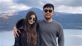 「股癌」謝孟恭帶全家自歐洲返台，在機場採檢他與兒子呈陽性送醫。（圖／翻攝自謝孟恭臉書） 