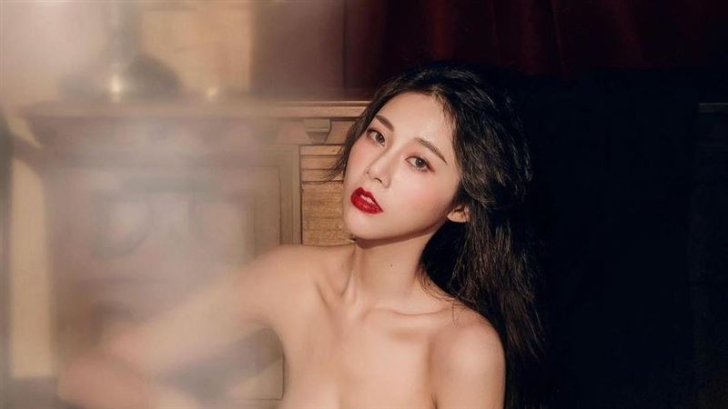 正妹全身濕脫了　香豔片3萬網暴動