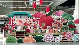 竹縣文化局圖書館主題書展陸續登場新竹縣文化局圖書館即日起至27日展出「年語年文學展」，3月1日至3月27日將展出「花言花語遊玩趣」，為大小愛書人推薦各類母語好書。（新竹縣政府提供）中央社記者郭宣(文三)傳真  111年2月18日