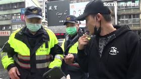 頭北厝角頭「豆漿」王春成母親逝世舉辦告別式，警方查獲2名攜帶刀械的男子。（圖／翻攝畫面）