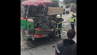 砂石車彎道撞砂石車　1駕駛救出命危