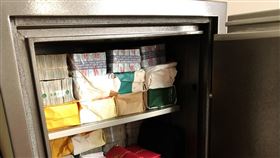 前三發地產董事長自首掏空公司  檢調搜索調查前三發地產董事長鍾俊榮自首設立空頭代銷公司，掏空公司資產，檢調17日上午兵分多路前往三發集團高雄辦公室及夫妻倆台北與高雄住處等地搜索，初步扣得帳冊資料，以及新台幣2億2133萬元現金、金條、名錶等物，目前搜索行動仍在進行。（讀者提供）中央社記者洪學廣傳真  111年2月18日