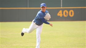 ▲富邦悍將曾峻岳嘉義市球場春訓傳接球。（圖／富邦悍將球團提供）