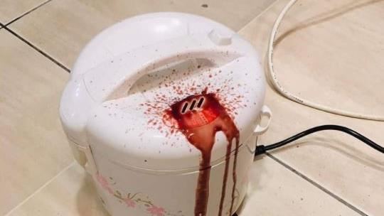 電鍋狂冒鮮紅血水　驚悚一幕千人看呆