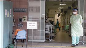 香港疫情嚴峻  醫院接近超負荷香港COVID-19疫情嚴峻，公立醫院的負荷已接近上限；圖為港島鄧肇堅醫院需要在急診室外設立臨時站，專門接收有發燒症狀的病人。中央社記者張謙香港攝  111年2月18日