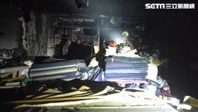 新北市永和區公寓突竄火煙，警消救出八旬老翁送醫救治。（圖／翻攝畫面）