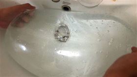 男友每次做完都衝廁所！她偷看「裝水球」才懂：好貼心（圖／翻攝自Dcard）