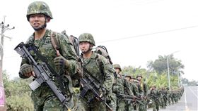 陸軍特戰部隊展開濱海城鎮要地行軍訓練（軍聞社提供）
