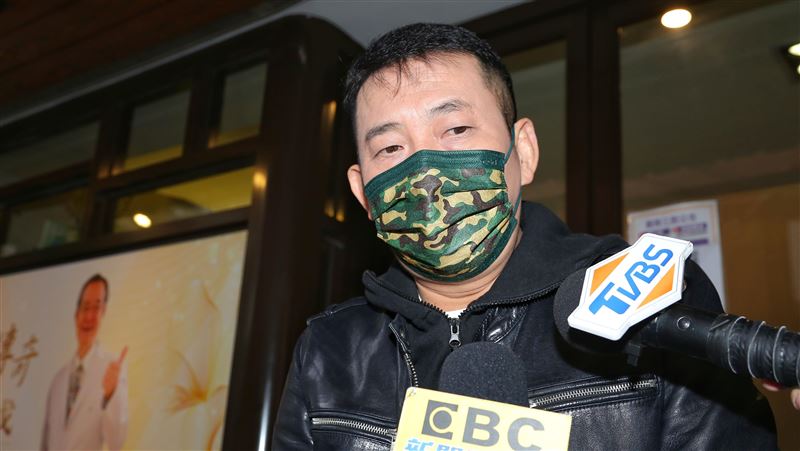 才送走明導　屈中恆再赴巴戈靈堂哀嘆