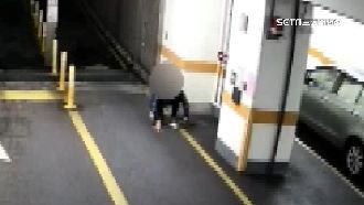 賊仿蜘蛛人躲警衛　爬進停車場偷錢