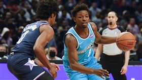 ▲火箭隊二年級生泰特（Jae'Sean Tate）在三人包夾下完成拉桿絕殺。（圖／美聯社／達志影像）