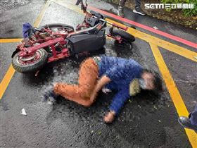 冷漠！騎士倒地　經過13車全當沒見（圖／翻攝畫面）