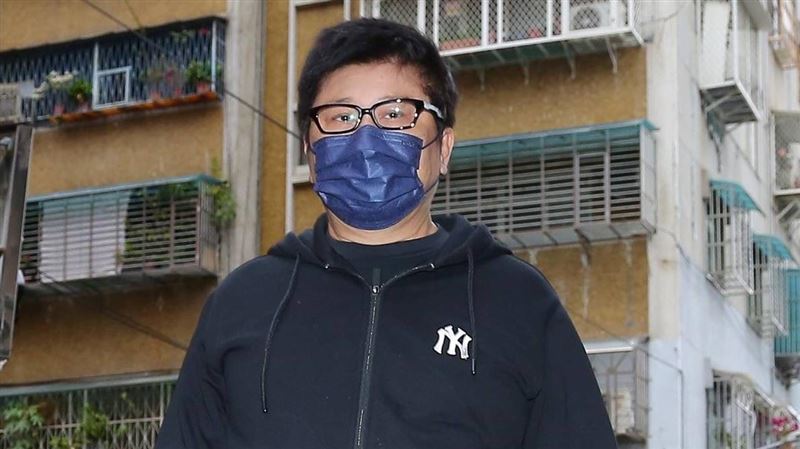 冒雨趕來巴戈靈堂　胡瓜不忘掃實名制