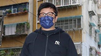 冒雨趕來巴戈靈堂　胡瓜不忘掃實名制