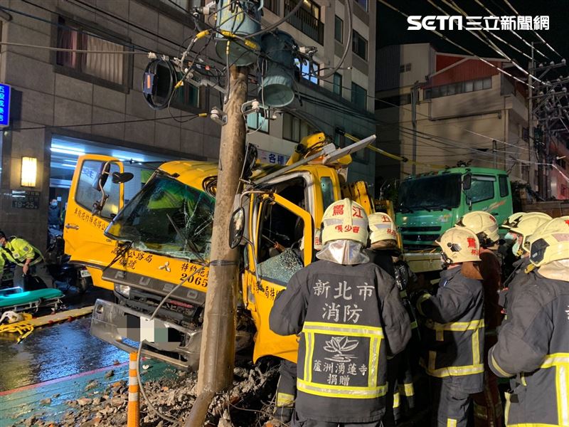 新北市警消使用器材破壞車體，藉以救出受困駕駛。（圖／翻攝畫面）