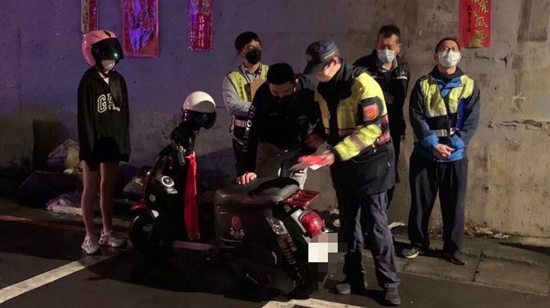 無照騎噪音車闖禍！害短褲妹罰站