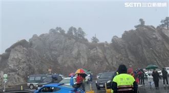 最強寒流來襲！合歡山下雪夾冰霰