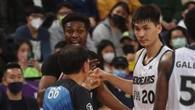 T1例行賽　厄力、周伯勳發生衝突（2）台灣職籃T1聯盟例行賽持續展開，台灣啤酒英熊隊19日在台北迎戰新北中信特攻隊，不過台啤英熊周伯勳（後右）第2節時一度與中信特攻洋將厄力（Cleanthony Early）（後左）發生衝突，周伯勳向裁判表達抗議。中央社記者張新偉攝  111年2月19日