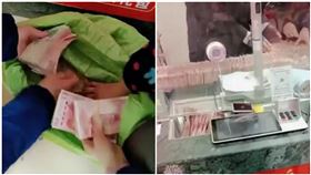 嬤背麻袋到銀行存錢 動用3行員狂數半個小時（圖／翻攝自頭條新聞）
