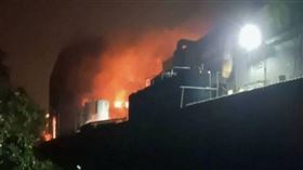 ▲彰化縣彰濱工業區1間油封工廠今凌晨發生大火，火勢一發不可收拾，現 場瀰漫刺鼻橡膠味。（圖／消防局提供）