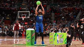 ▲唐斯（Karl-Anthony Towns）拿下三分球大賽冠軍。（圖／翻攝自NBA推特）
