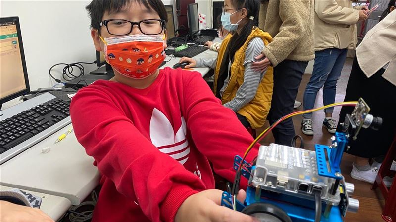 培養台版馬斯克！學生手作AI自駕車