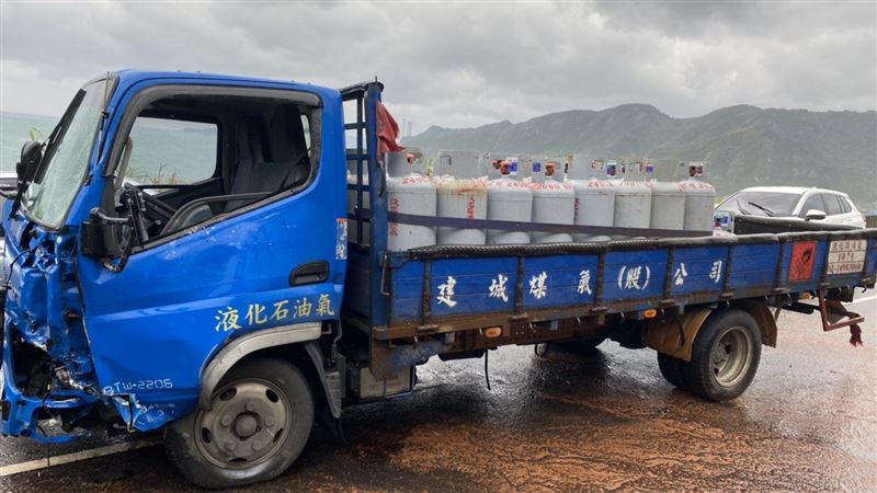 新／騎士過彎滑過雙黃線貨車迎面撞死