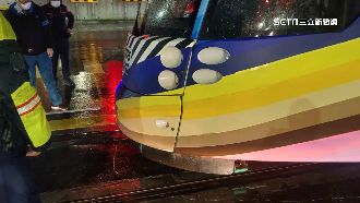 沒減速！機車撞「藝術膠帶」輕軌肇逃