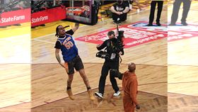 ▲魔術後衛安東尼（Cole Anthony）請出球評老爸舉球。（圖／路透社／達志影像）