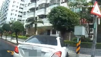 吸笑氣沿路蛇行、撞樹　警破窗逮駕駛