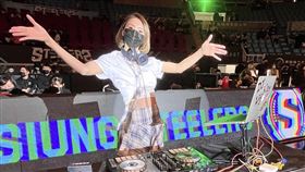 ▲高雄鋼鐵人啦啦隊臥虎藏龍！「雅典娜」變身高顏值DJ 心恩火辣秀開場。（圖／高雄鋼鐵人球團提供）