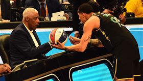 ▲安德森（Juan Toscano-Anderson）灌籃前拿球請J博士簽名。（圖／路透社／達志影像）