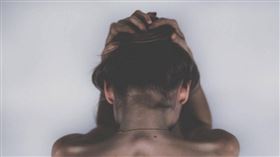 ▲1名補習班老師竟在網上誘騙少女拍不雅照，時間長達5年，遭法官合併判刑25年。（示意圖／翻攝Pixabay）