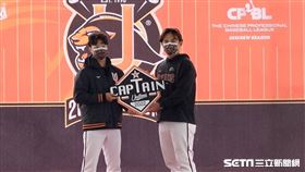 ▲統一獅吳桀睿將隊長職務交接給林岱安（右）。（圖／記者蕭保祥攝影）