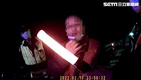 北市李男酒後騎車遭遇路檢點，棄車躲樹叢仍被警員發現。（圖／翻攝畫面）