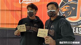 ▲統一獅陳鏞基（左）與胡金龍合影。（圖／記者蕭保祥攝影）
