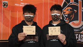 ▲統一獅江國謙（左）與吳丞哲寫下年度目標。（圖／統一獅球團提供）