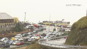 合歡山塞爆！遊客找嘸車位徒步追雪
