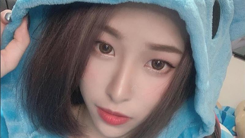 妲妲辣曬比基尼照　青筋美胸爆出